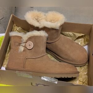 UGG Mini Bailey Button Size 8